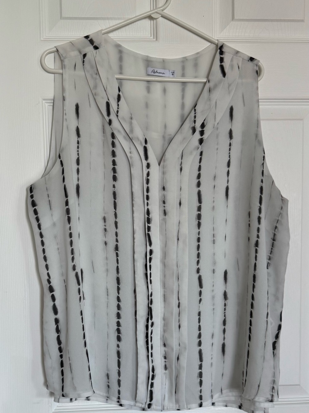 Reitmans Sleeveless V-Neck Blouse in White with Black Stripe